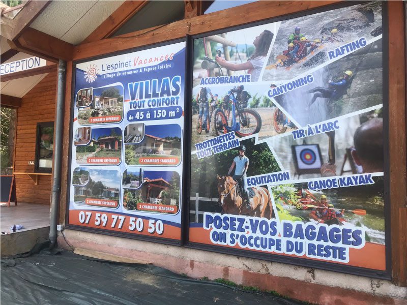 habillage vitrine avec film micro-perfé pour un commerce local